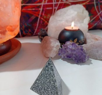 Orgonita Pirámide Pequeña 3 lados 40 gr.