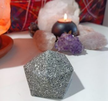 Orgonita Pirámide Facetada 200 gr de peso.