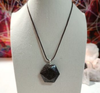 Orgonita colgante Hexágono VIRUTA PEQUEÑA DE HIERRO 15 gr.