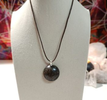 Orgonita colgante Semicírculo Pequeño VIRUTA PEQUEÑA DE HIERRO 10 gr.