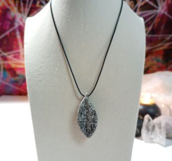 Orgonita Colgante hoja alargada pico 10 gr.