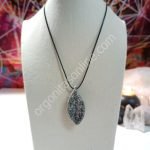 Orgonita Colgante hoja alargada pico 10 gr.