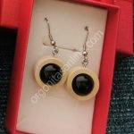 Pendientes Shungita de madera color anaranjado o beige.