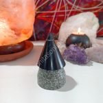 Orgonita Pirámide Cono pequeña VIRUTA ALUMINIO con punta de Magnetita 150 GR