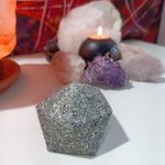 Orgonita Pirámide Facetada 200 gr de peso.