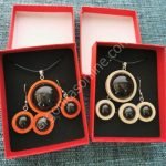 Conjunto colgante, pendientes y anillo Shungita de madera color anaranjado o beige.